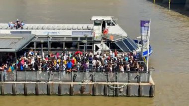Londra, İngiltere, İngiltere 4 Temmuz 2025: Bir jet üzerindeki kalabalık Westminster 'daki Thames Nehri' nde bir turist teknesine biniyor.