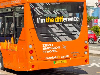 Cardiff, Wales, İngiltere - 15 Ağustos 2025: Cardiff şehir merkezinde bir elektrikli kamu hizmeti otobüsünün arka görüntüsü. Araç Cardiff otobüsü tarafından çalıştırılıyor..