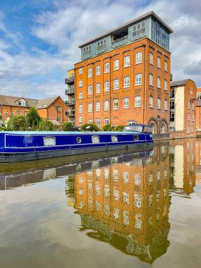 Worcester, Worcestershire, İngiltere, İngiltere - 24 Ağustos 2025: Worcester ve Birmingham Kanalı 'nda demirlemiş dar bir tekne.