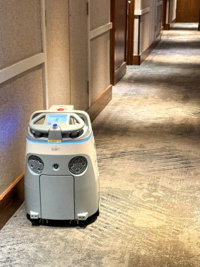 Londra, İngiltere, İngiltere - 25 Ekim 2025: Londra 'da bir otelin koridorunu temizleyen Brain Corp tarafından yapılmış otonom robot elektrik süpürgesi.