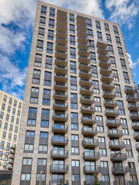 Londra, İngiltere, İngiltere - 25 Ekim 2025: Kuzey Londra 'daki Wembley Stadyumu' nun yanındaki yeni bir apartman bloğunun dış görünümü