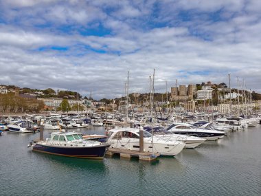 Torquay, Devon, İngiltere, İngiltere - 23 Nisan 2025: İngiltere 'nin güneybatısında bir tatil beldesi olan Torquay' da deniz kenarındaki yat ve botların manzarası.