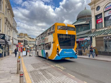 Torquay, Devon, İngiltere, Uk - 23 Nisan 2025: Torquay şehir merkezinden geçen Posta arabası tarafından işletilen çift katlı kamu hizmeti otobüsü.