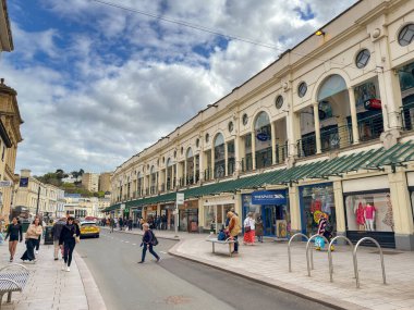 Torquay, Devon, İngiltere, İngiltere - 23 Nisan 2025: Torquay şehir merkezindeki ana alışveriş caddesindeki insanlar.
