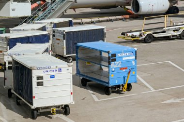 Denver, Colorado, ABD - 4 Haziran 2025: Denver Uluslararası Havaalanı 'nda United Airlines tarafından kullanılan bagaj vagonları.