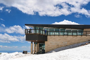 Manitou Springs, Colorado, ABD - 21 Mayıs 2025: Pikes Tepesi 'nin zirvesindeki Ziyaretçi Merkezi' nin dış görünüşü.