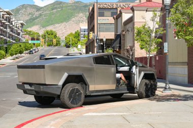 Ogden, Utah, ABD - 27 Mayıs 2025: Tesla Cybertruck Ogden şehir merkezindeki ana caddelerden birine park etti