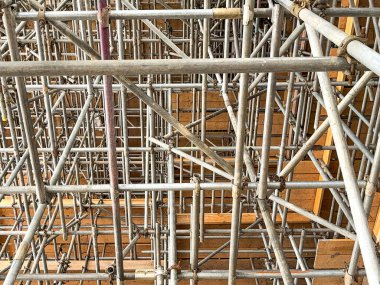 Yapının yenilenmesi için binanın içindeki iskele direklerinden oluşan karmaşık bir ağ. Pepole yok.. 