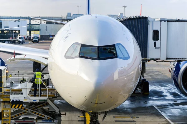 Londra, İngiltere, İngiltere - 11 Ocak 2024: Delta Air Lines tarafından işletilen bir Airbus A330 jetinin ön görüntüsü