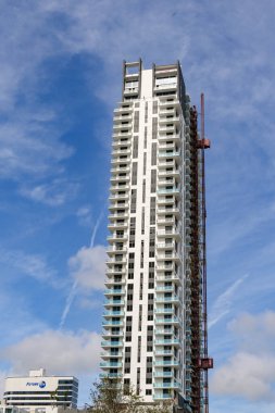 Fort Lauderdale, Florida, ABD - 2 Aralık 2023: Fort Lauderdale şehir merkezinde tamamlanmak üzere olan uzun apartmanların dış görünümü.