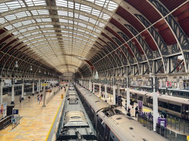 Londra, İngiltere, İngiltere - 4 Temmuz 2025: Londra Paddington peron istasyonundaki trenler