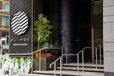 Londra, İngiltere, İngiltere - 27 Haziran 2023: Pullman Hotel Londra St Pancras Hotel girişi