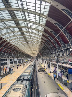 Londra, İngiltere, İngiltere - 4 Temmuz 2025: Londra Paddington peron istasyonundaki trenler