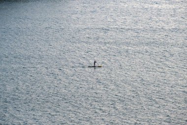 Panama Şehri, Panama - 23 Ocak 2024: Panama Kanalı 'na yaklaşan suda tek başına kürek çeken kişi