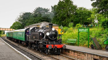 Alton, Hampshire, İngiltere - 20 Temmuz 2025: LMS Ivatt sınıfı buharlı lokomotif 41312 Rolpey tren istasyonuna varıyor..