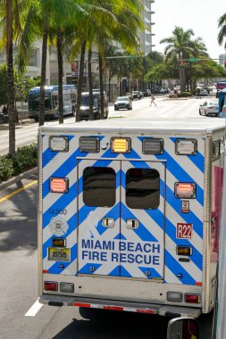 Miami, Florida, ABD - 1 Aralık 2024: Miaim Breach İtfaiye Servisi tarafından işletilen acil ambulansın arka görüntüsü.