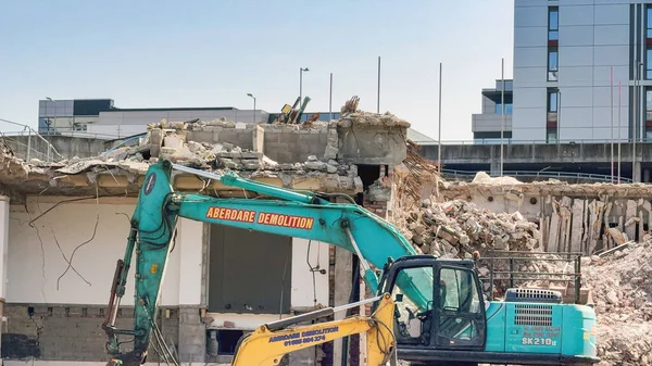 Cardiff, Wales, İngiltere - 15 Ağustos 2025: Kardiff şehir merkezindeki eski bir ofis bloğunu yıkan bir inşaat sahasındaki kazıcılar