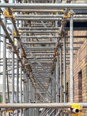 Bridgend, Wales, İngiltere - 14 Aralık 2025: Bridgend şehir merkezi yakınlarındaki sosyal konutlarda yeni evlerin dış iskelesine yakından bakın.