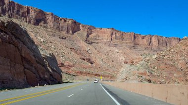 Moab, Utah, ABD - 26 Mayıs 2025: Moab 'ın eteklerindeki muhteşem dağlardan geçen sürücü manzarası