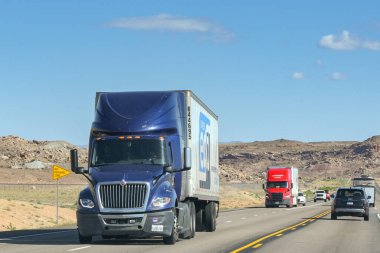 Moab, Utah, ABD - 26 Mayıs 2025: Moab yakınlarındaki bir otoyolda giden eski Semi karavan nakliyat kamyonu