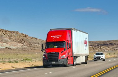 Moab, Utah, ABD - 26 Mayıs 2025: Moab yakınlarındaki bir otoyolda giden eski Semi karavan nakliyat kamyonu