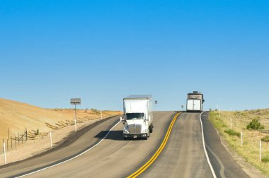 Moab, Utah, ABD - 26 Mayıs 2025: Moab yakınlarındaki bir otoyolda giden eski Semi karavan nakliyat kamyonu