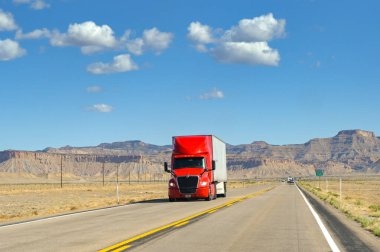 Moab, Utah, ABD - 26 Mayıs 2025: Moab yakınlarındaki bir otoyolda giden eski Semi karavan nakliyat kamyonu