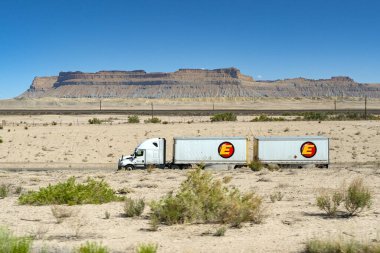 Moab, Utah, ABD - 26 Mayıs 2025: Moab yakınlarındaki bir otoyolda giden eski Semi karavan nakliyat kamyonu
