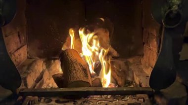 Kışın evdeki kükreyen odundan çıkan sarı ve turuncu alevler