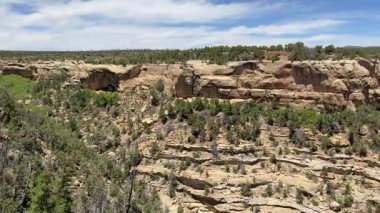 Mesa Verde Ulusal Parkı 'ndaki uçurumların ve antik uçurumların manzarası. İnsan yok. Soldan sağa dönüyor.