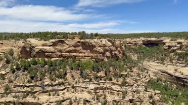Mesa Verde Ulusal Parkı 'ndaki uçurumların ve antik uçurumların manzarası. İnsan yok. Soldan sağa dönüyor.