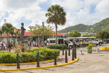 Tortola, British Virgin Adaları - 18 Ocak 2026: Tortola Pier Parkı 'ndaki otobüs ve insan manzarası