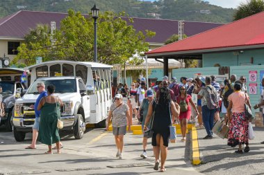 Tortola, British Virgin Adaları - 18 Ocak 2026: Tortola Pier Park 'taki bir yolcu gemisinden yolcular