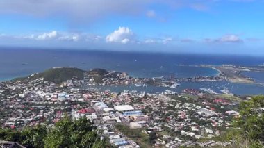St. Maarten, Karayipler 17 Ocak 2026: Cole Körfezi 'nin ve Karayip adası St Maarten' deki Sentry Hill 'den çevreleyen bölgelerin manzaralı manzarası. Soldan sağa dönüyor.