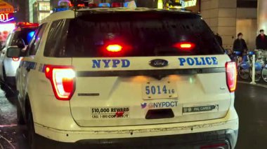 New York, ABD 9 Ocak 2026: New York Polis Departmanı devriye arabası Times Meydanı yakınlarındaki bir sokakta yanıp sönen kırmızı ve mavi ışıklar