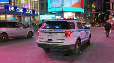New York, ABD 23 Ocak 2026: New York Polis Departmanı devriye arabası Times Meydanı yakınlarındaki bir sokakta yanıp sönen kırmızı ve mavi ışıklar