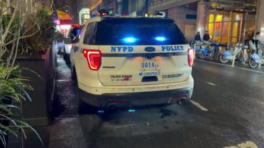 New York, ABD 9 Ocak 2026: New York Polis Departmanı devriye arabası Times Meydanı yakınlarındaki bir sokakta yanıp sönen kırmızı ve mavi ışıklar