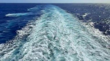 Geminin ufuk çizgisini gösteren güçlü motorlardan uyan.