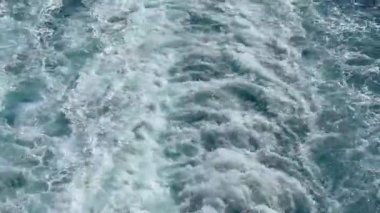 Denizde giden bir yolcu gemisinin güçlü motorlarından uyan..