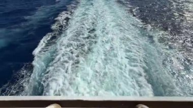 Ufuk çizgisine doğru denizde iz bırakan bir yolcu gemisinin güçlü motorlarından uyan.