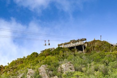 St. Maarten, Hollanda - 17 Ocak 2026: İnsanlar Karayip adası St Maarten 'deki Sentry Hill tepesinden hızlı teleferik hattına biniyorlar