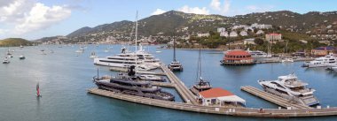 St. Thomas, ABD Virgin Adaları - 19 Ocak 2026: ABD Virjin Adaları 'ndaki Karayip Adası' ndaki Charlotte Amalie limanının panoramik manzarası.