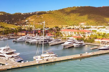 St. Thomas, ABD Virgin Adaları - 19 Ocak 2026: ABD Virjin Adaları 'ndaki Karayip adası St Thomas' taki Charlotte Amalie Limanı 'ndaki süperyatlar.