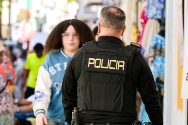 San Juan, Porto Riko - 16 Ocak 2026: Porto Riko Polisi 'nin şehir merkezinde görevli bir polis memurunun arka görüşü