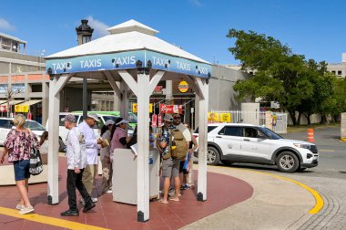 San Juan, Porto Riko - 16 Ocak 2026: Yerel taksiler için rezervasyon standının etrafında toplanan turistler.
