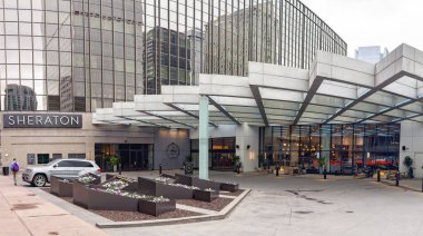 Denver, Colorado, ABD - 2 Haziran 2025: Denver şehir merkezindeki Sheraton otelinin ön avlu ve girişi