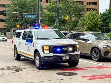 Denver, Colorado, ABD - 2 Haziran 2025: Denver İtfaiye Departmanı tarafından kullanılan SUV...