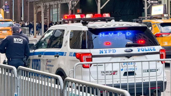 New York, ABD - 9 Ocak 2026: New York Polis Departmanı 'nın kırmızı ve mavi ışıkları yanıp sönen polis arabası