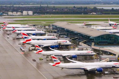 Londra, Middlesex, İngiltere, İngiltere - 9 Ocak 2026: Heathrow Havalimanı 'ndaki 5. Terminal' e park edilen British Airways uçaklarının hava görüntüsü.
