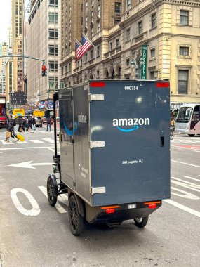 New York, ABD - 23 Ocak 2026: Manhattan 'da bir sokakta pedal destekli elektrik dağıtım arabası.